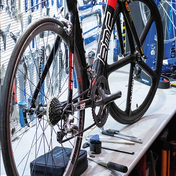 Vi erbjuder olika servicepaket för din cykel, bland annat korrigering av skeva cykelhjul
